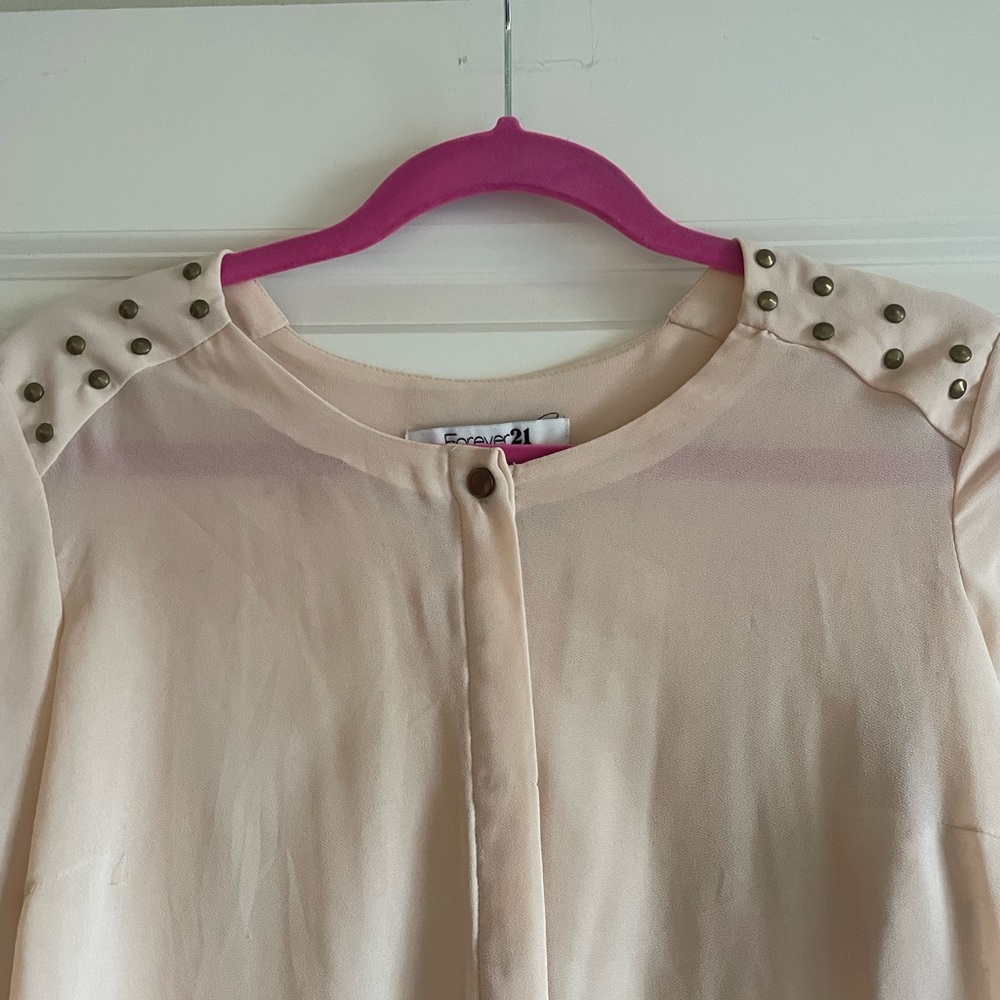 Sheet Shirt with spikes on shoulder